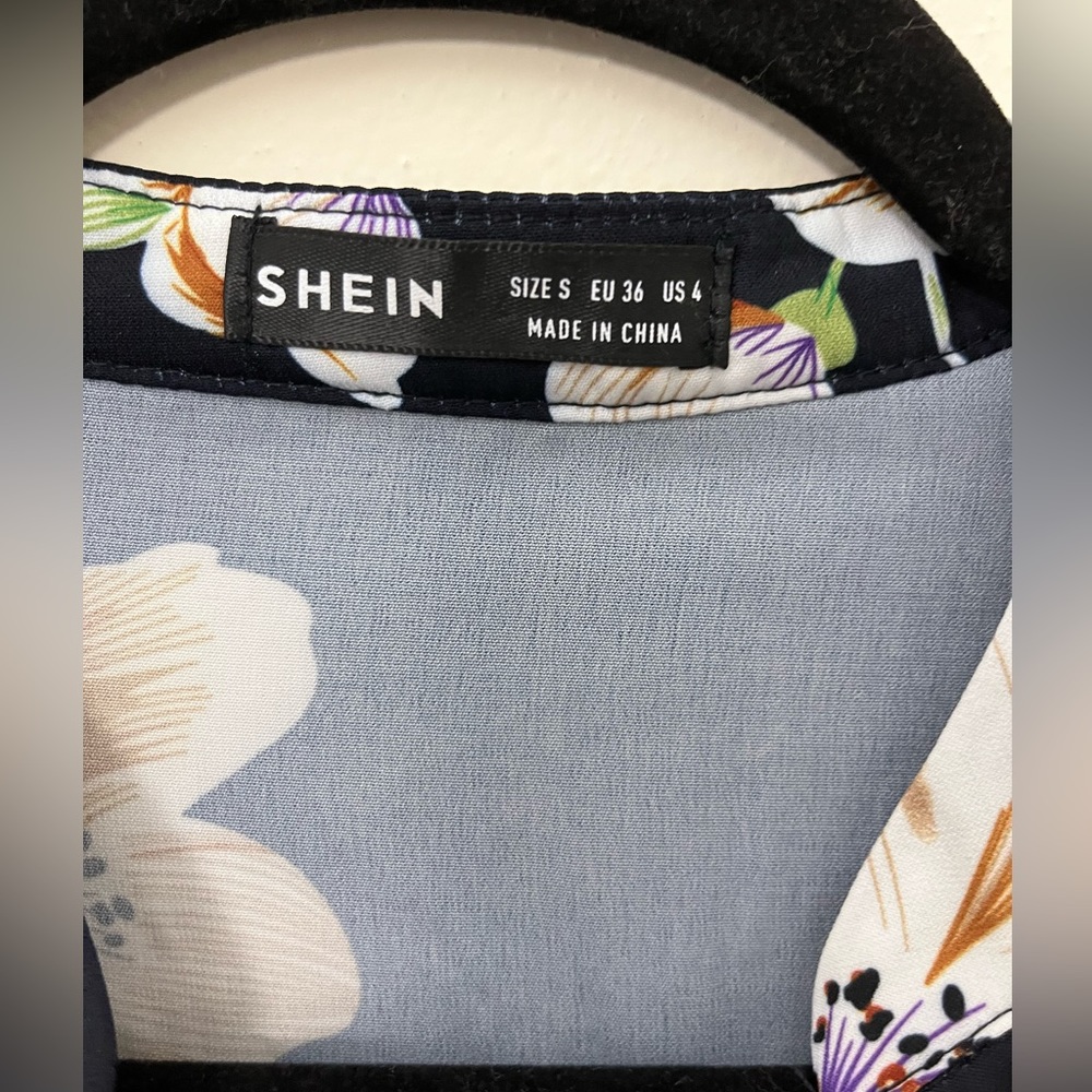 Floral print split neck top, size small. - Picture 4 of 4
